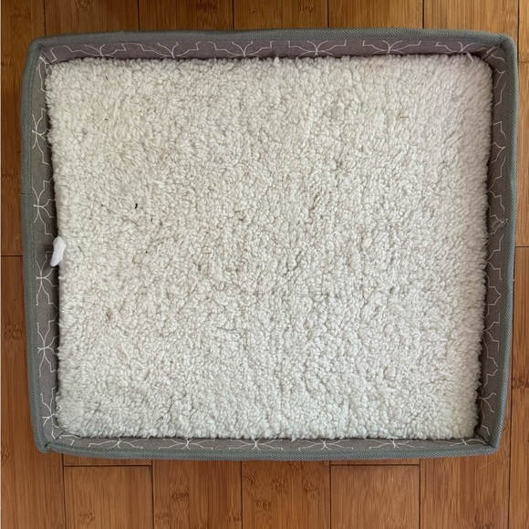 Cat hiding/play box with sturdy top for cat to lay on. Removable padding on top - Picture 2 of 7